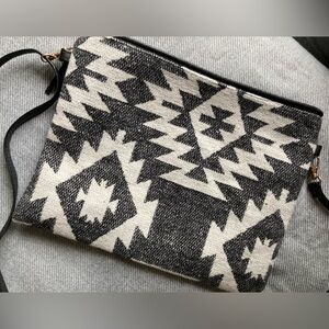 🌸 3/$15 L.I.B. Southwestern Aztec Flat Crossbody/Clutch